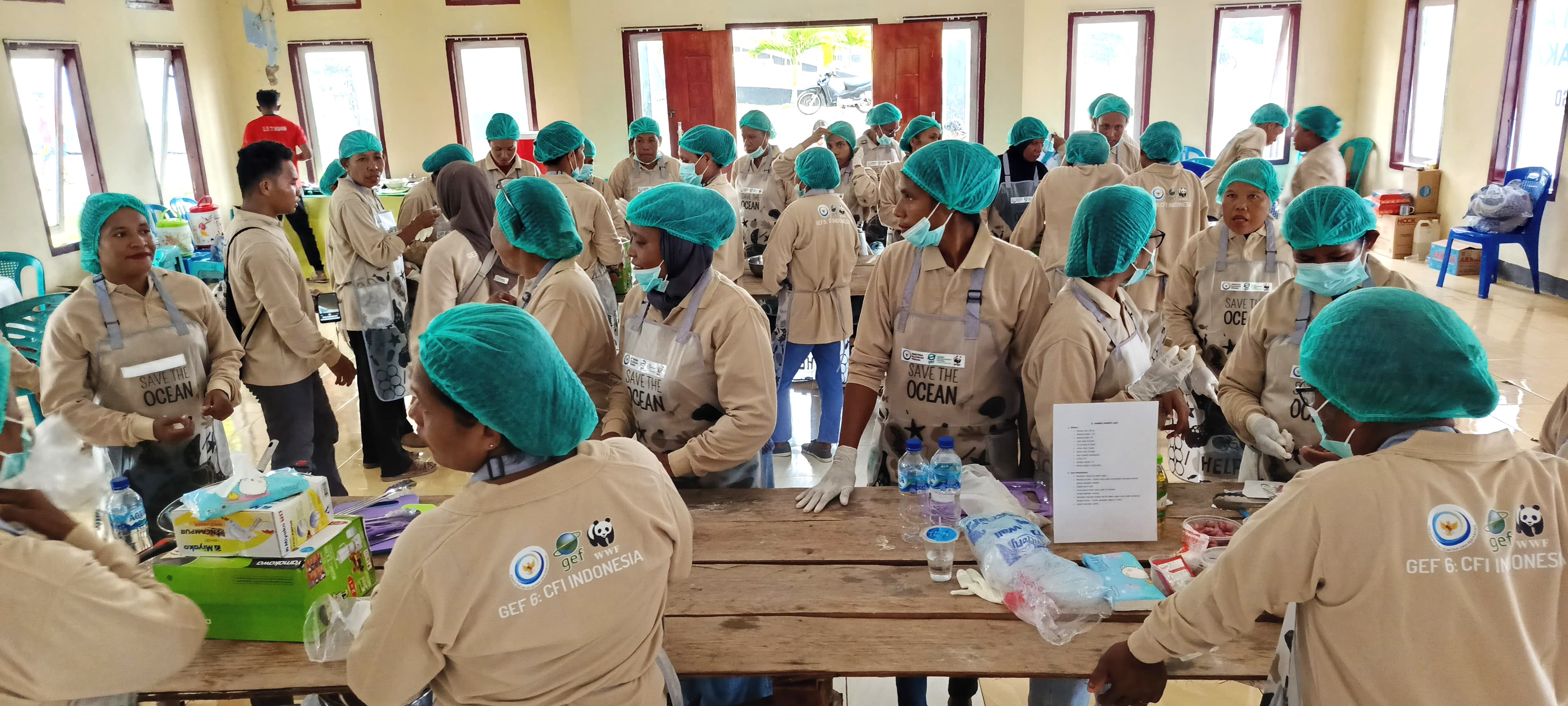 Praktek pengolahan produk berbahan baku rumput melalui kegiatan Pelatihan Diversifikasi Olahan Rumput Laut di Kabupaten Maluku Tenggara difasilitasi program pendanaan hibah GEF 6 CFI Indonesia (15/6/2024)